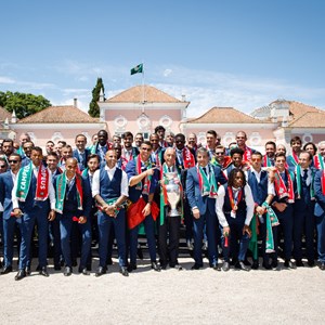 O Presidente da República Marcelo Rebelo de Sousa, ao centro, segurando a taça, com a Seleção Nacional de Futebol, campeã da Europa.