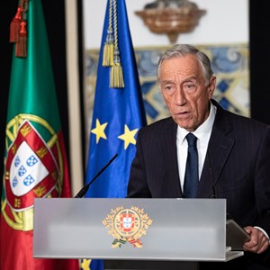 O Presidente da República Marcelo Rebelo de Sousa declara o estado de emergência, em resposta à pandemia da COVID-19.