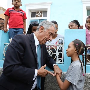 Visita oficial a Cabo Verde. O Presidente Marcelo Rebelo de Sousa, à esquerda, conversando com uma menina cabo-verdiana.