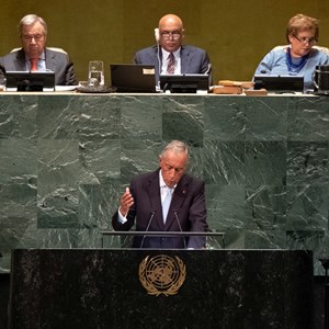 O Presidente Marcelo Rebelo de Sousa, à frente, discursando na Organização das Nações Unidas; atrás, o primeiro da esquerda, António Guterres, secretário-geral da ONU, antigo primeiro-ministro de Portugal.