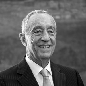 Fotografia oficial do Presidente da República Marcelo Rebelo de Sousa.