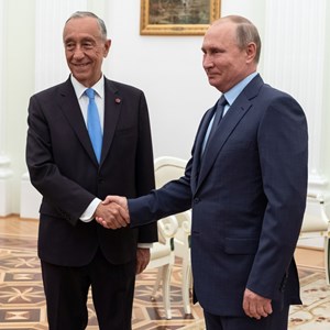 O Presidente Marcelo Rebelo de Sousa, à esquerda, num encontro com o Presidente da Federação Russa, Vladimir Putin, à direita.