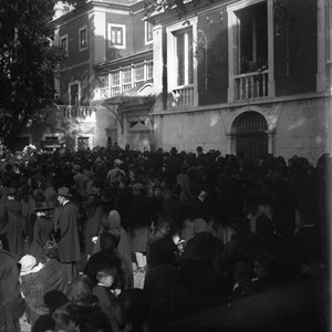 Cerimónias fúnebres do Presidente da República Sidónio Pais; no Pátio dos Bichos, a multidão aguarda a chegada do corpo, que viria a estar em câmara ardente na atual Sala dos Embaixadores.