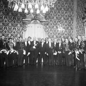 Comemoração do 4.º centenário da morte de Vasco da Gama. Receção oferecida pelo Presidente da República Manuel Teixeira Gomes, ao centro, de barba e bigode brancos, aos representantes diplomáticos dos países estrangeiros, na atual Sala dos Embaixadores do Palácio de Belém.