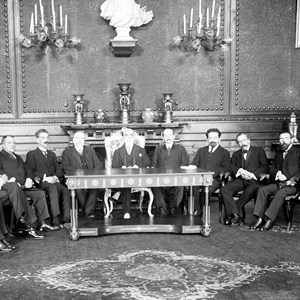 O Presidente da República Bernardino Machado, o sexto a contar da esquerda, recebe o governo da "União Sagrada", presidido por António José de Almeida, à direita do Chefe do Estado, no Palácio de Belém.