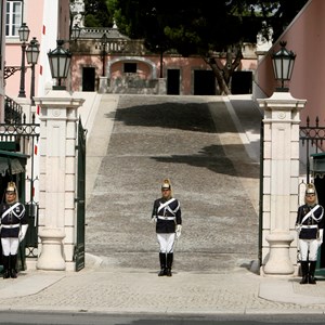 Entrada principal do Palácio de Belém: portão de honra e elementos do Esquadrão Presidencial | GNR.