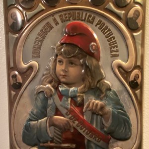 Homenagem à República Portuguesa ilustrada numa placa de zinco.