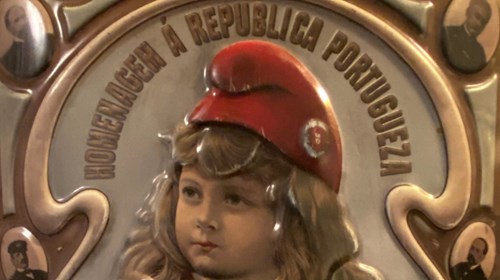 Homenagem à República Portuguesa ilustrada numa placa de zinco.