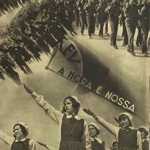 Página do álbum «Portugal 1934» alusiva às organizações milicianas do Estado Novo, mostrando a Mocidade Portuguesa feminina, masculina, e a Ação Escolar de Vanguarda.