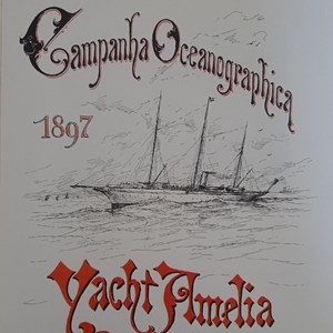 Capa do diário escrito e desenhado por D. Carlos durante a segunda campanha oceanográfica, realizada em maio de 1897, a bordo do primeiro iate «Amélia». Publicada em: D. Carlos de Bragança; prefácio Mário Ruivo, Maria de Lourdes Bartholo — Diário náutico do yatch «Amélia»: campanha oceanográfica realizada em 1897. Lisboa: Oficinas Gráficas do Instituto Hidrográfico, 1978.