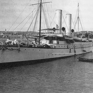 Além de navio de investigação oceanográfica, o iate «Amélia IV» estava adaptado para servir como iate real e como navio de guerra para a Marinha Portuguesa. Comportava uma guarnição de 74 homens e 6 pequenas embarcações: 1 movida a vapor, 1 a eletricidade e 4 a remos. Construído na Escócia, chegou a Cascais no dia 2 de novembro de 1901.