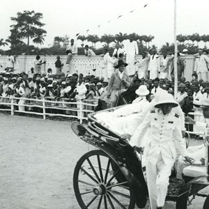 Presidente da República, Óscar Carmona, dirigindo-se para a tribuna presidencial, de onde irá assistir a um desfile agro-pecuário.