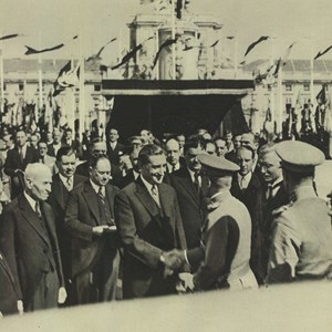 Presidente da República, Óscar Carmona, cumprimentando o Presidente do Conselho de Ministros, António de Oliveira Salazar, no regresso da visita às antigas colónias portuguesas em África.