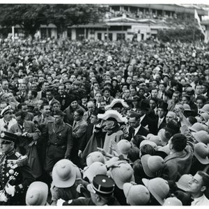 O Presidente da República, Óscar Carmona (o primeiro de perfil e chapéu cerimonial, ao centro), por entre a multidão, durante a visita a África.