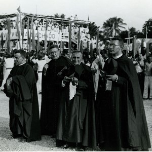 Quatro clérigos aguardando a chegada do Chefe do Estado, Óscar Carmona.