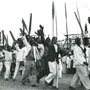 Pescadores desfilando em homenagem ao Chefe do Estado, Óscar Carmona, por ocasião da visita do Presidente da República portuguesa aos territórios africanos.