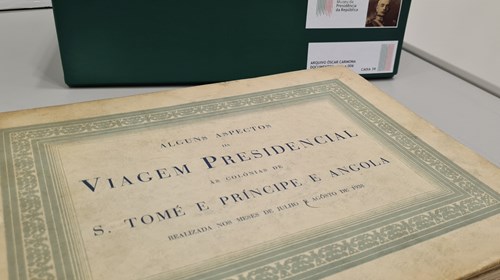 Exemplar de «Alguns aspectos da viagem presidencial às colónias de S. Tomé e Príncipe e Angola realizada nos meses de Julho e Agosto de 1938», existente no Arquivo do MPR.