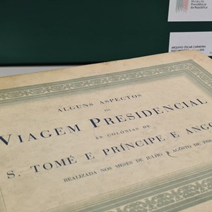 Exemplar de «Alguns aspectos da viagem presidencial às colónias de S. Tomé e Príncipe e Angola realizada nos meses de Julho e Agosto de 1938», existente no Arquivo do MPR.