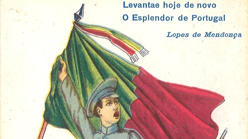 Bilhete-postal com soldado português empunhando a bandeira com as cores da República.