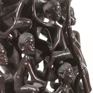 Pormenor da peça «Família». Realizada em pau-preto (da árvore jacarandá-africano), é um exemplo da arte maconde «Ujamaa» que simboliza a união da comunidade.