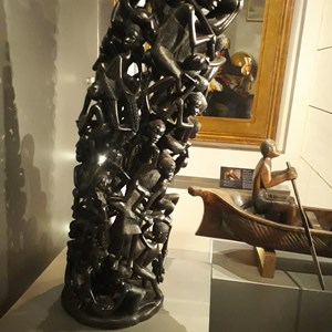 A peça «Família» encontra-se exposta no Museu da Presidência da República.