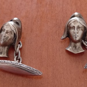 Botões de punho em prata com a imagem da República.