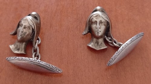 Botões de punho em prata com a imagem da República.