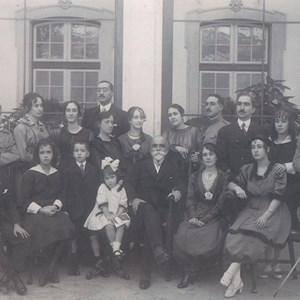 Bernardino Machado com a sua extensa família no Jardim da Cascata do Palácio de Belém. Fotógrafo não identificado
