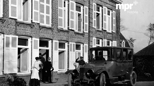 Bernardino Machado à saída do Palácio de Sainte-Flore, em La Panne - imagem de capa do mpr+ deste mês.