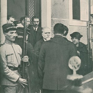 António José de Almeida e a mulher, Maria Joana Queiroga, à saída da casa de Carlos da Maia, assassinado durante a tentativa revolucionária de 19 de outubro de 1921, conhecida como «Noite Sangrenta».