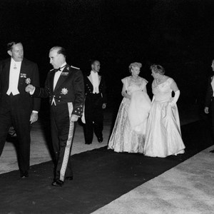 Visita de Francisco Craveiro Lopes à Federação da Rodésia e Niassalândia. À frente: o Presidente da República dá a sua direita ao governador-geral interino da Federação, Robert Tredgold; atrás, trocando a ordem: Berta Arthur Craveiro Lopes recebe a direita de Margaret Tredgold.