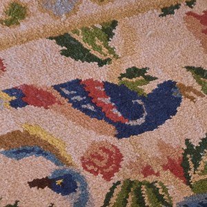 Um dos sete «gatos» presentes na versão de 2021 do tapete de Beiriz «Brasil»: olho da ave com cores distintas (comparar com fotografia anterior).