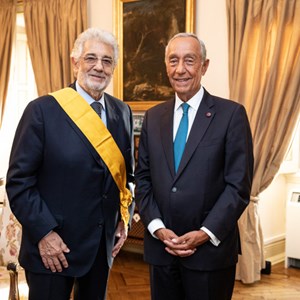 O Presidente da República, Marcelo Rebelo de Sousa, grão-mestre das Ordens Honoríficas Portuguesas, com Plácido Domingo, que condecorou com a grã-cruz da Ordem da Instrução Pública. Na lapela, o Presidente usa a roseta da Banda das Três Ordens.