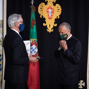 À chegada ao Palácio de Belém, no dia da tomada de posse, o Presidente da República, Marcelo Rebelo de Sousa, recebe as insígnias da Banda das Três Ordens do secretário-geral da Presidência da República, Arnaldo Pereira Coutinho. O Presidente coloca na lapela a roseta da Banda das Três Ordens.