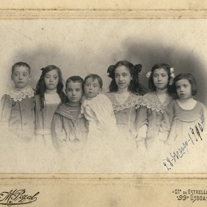 Retrato de grupo de 7 dos 19 filhos de Bernardino e Elzira Machado. Da esquerda para a direita, Bento Luís Machado Guimarães, Joana Maria Dantas Machado, Inácio Luís Machado Guimarães, Narciso Luís Machado Guimarães, Jerónima Rosa Dantas Machado, Elzira Severina Dantas Machado e Sofia Alexandrina Dantas Machado.
