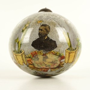 Bola de vidro republicana com o retrato de Teófilo Braga.