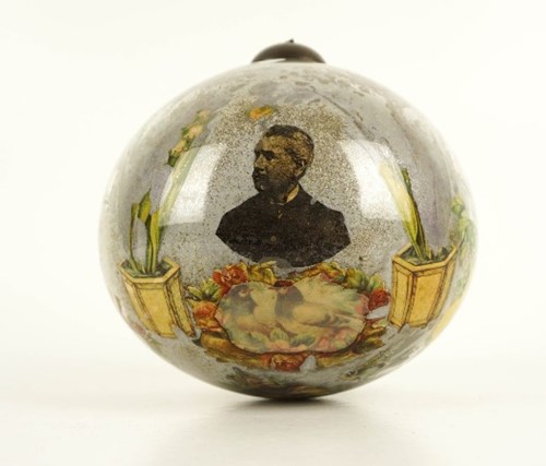 Bola de vidro republicana com o retrato de Teófilo Braga.