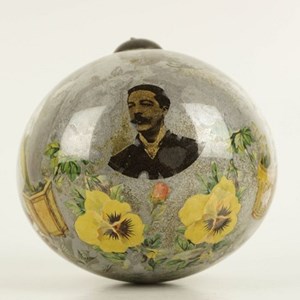 Bola de vidro republicana com o retrato de Alexandre Braga.