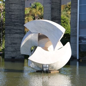 «Meteoro», escultura em mármore de Carrara, da autoria de Bruno Giorgi (1967).