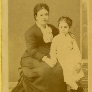 Maria da Graça, filha de Teófilo Braga, com a mãe, Maria do Carmo.