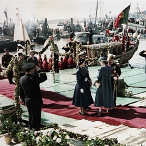 O Presidente Francisco Craveiro Lopes recebe a Rainha Isabel II e o duque de Edimburgo no Cais das Colunas, em Lisboa.
