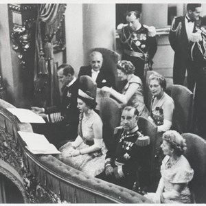 O Presidente Craveiro Lopes e a Rainha Isabel II no Teatro São Carlos, por ocasião da récita de gala aí organizada. Acompanham-nos o duque de Edimburgo, Berta Craveiro Lopes e António de Oliveira Salazar.
