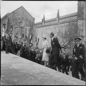 A Rainha Isabel II e do duque de Edimburgo durante a visita ao Mosteiro da Batalha. No exterior, foram prestadas honras militares por um batalhão do Regimento de Infantaria n.º 7.