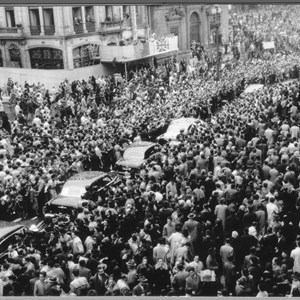 Manifestação de boas-vindas da população do Porto à Rainha Isabel II, aquando da passagem do cortejo automóvel na Avenida dos Aliados.