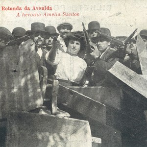Bilhete-postal com imagem fotomecânica que regista a posição do contingente republicano na Rotunda da Avenida. Entre os revoltosos, a lojista de profissão, Amélia Santos.
