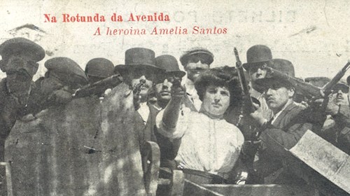 Bilhete-postal com imagem fotomecânica que regista a posição do contingente republicano na Rotunda da Avenida. Entre os revoltosos, a lojista de profissão, Amélia Santos.