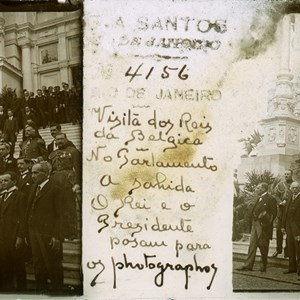 Estereoscopia com a legenda «Visita dos Reis da Bélgica, no Parlamento, à sahida. O Rei e o Presidente posam para os photogaphos», espólio António José de Almeida.