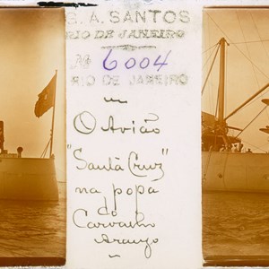 Estereoscopia com a legenda «O Avião Santa Cruz na Popa do Carvalho Araújo», espólio António José de Almeida.