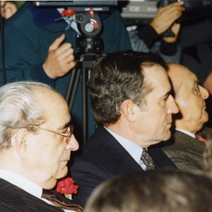 Francisco da Costa Gomes, António Ramalho Eanes e António de Spínola, na Assembleia da República, por ocasião da cerimónia comemorativa da Revolução dos Cravos, realizada a 25 de abril de 1994.