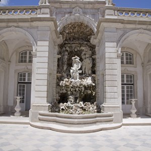 Cascata construída no tempo de D. Maria I. No topo, o brasão da Rainha.